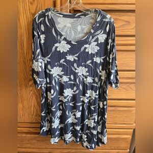 Lane Byrant Blue W/ White Flower Short Sleeve Top Tunic Size 22-24 Angled Bottom
